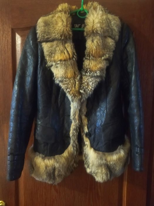 Продам кожаную куртку с натуральный мехом. Б/ у в отличном состоянии.