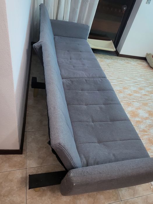 Sofa cama cinza utilizado.