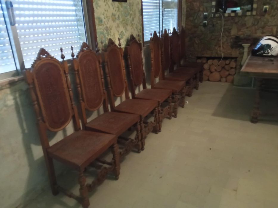 Mesa de sala e cadeiras