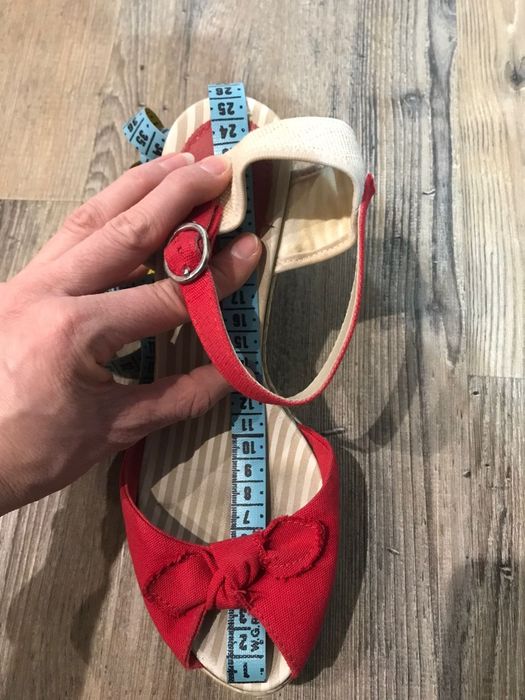 Czerwone buty na koturnie