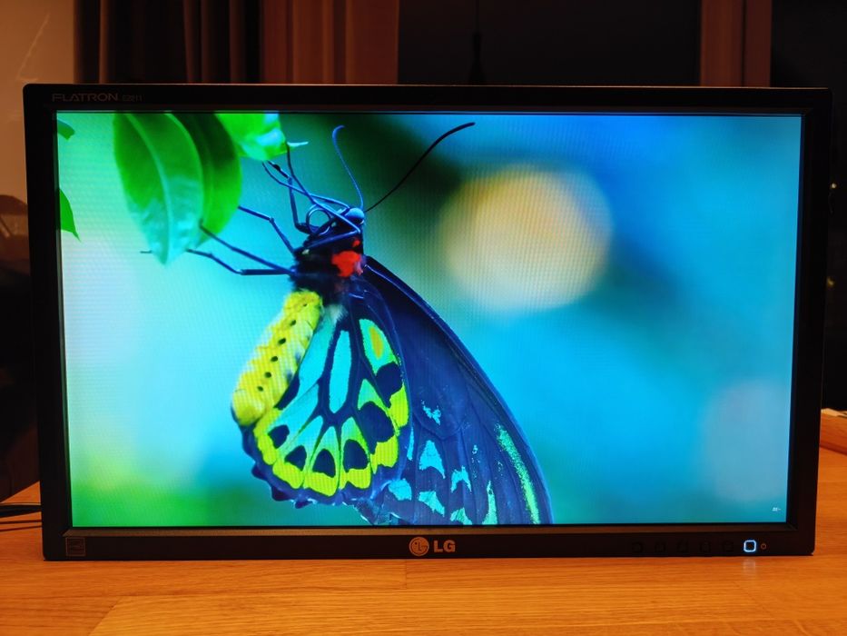 LG monitor LCD 21,5" z podświetleniem LED matryca TN  D-SUB 
E2211S-BN