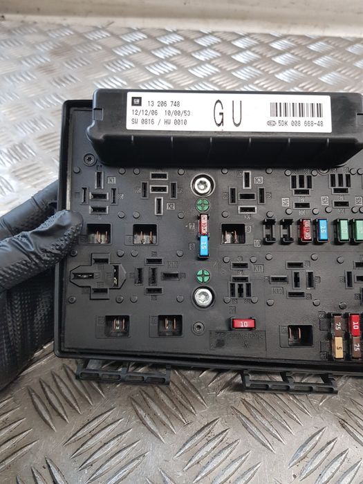 Skrzynka Bezpieczników 13206748 Opel Astra H 1.9D 07R-