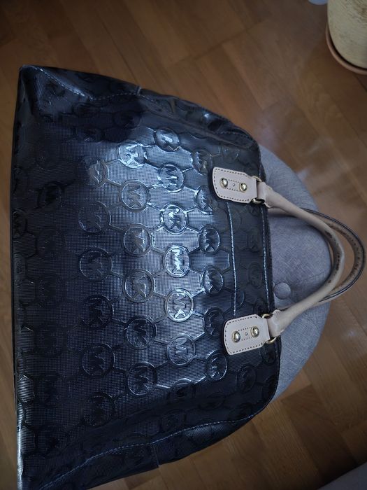 MK Michael Kors czarna lakierowana torebka beżowe skórzane uszy