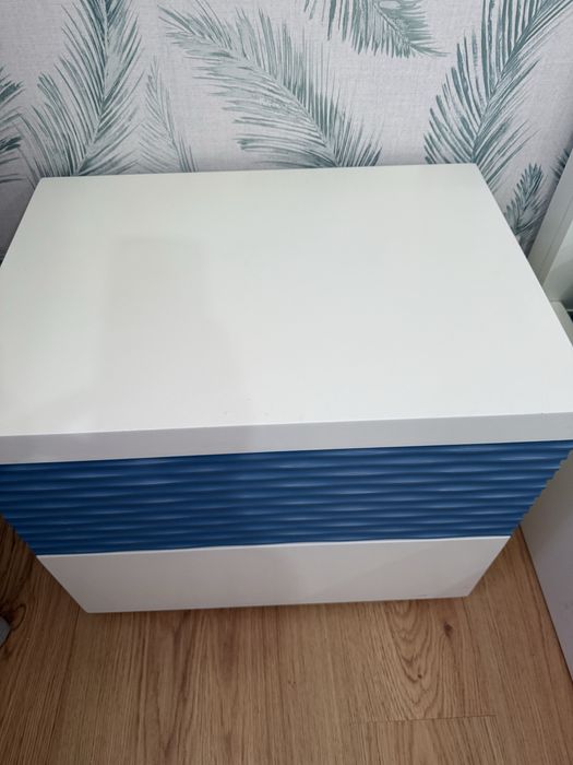 Cama de casal com mesa de cabeceira 300€