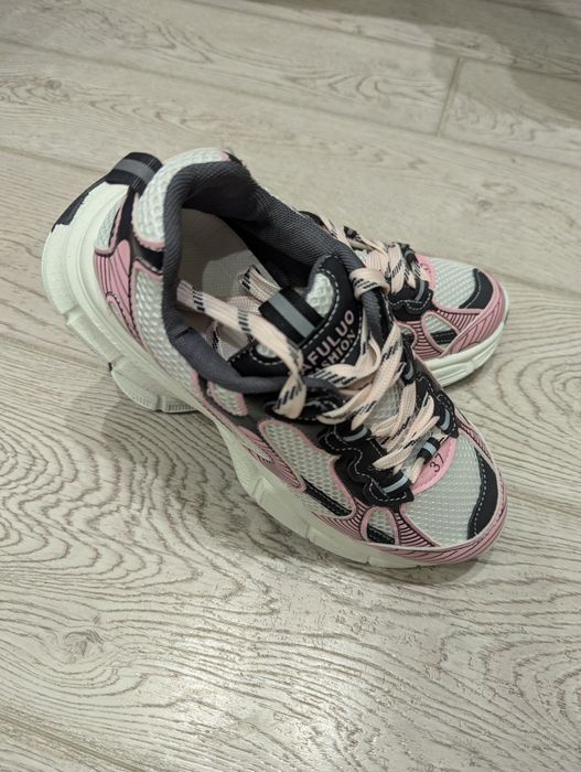 Кросівки на 37 розмір