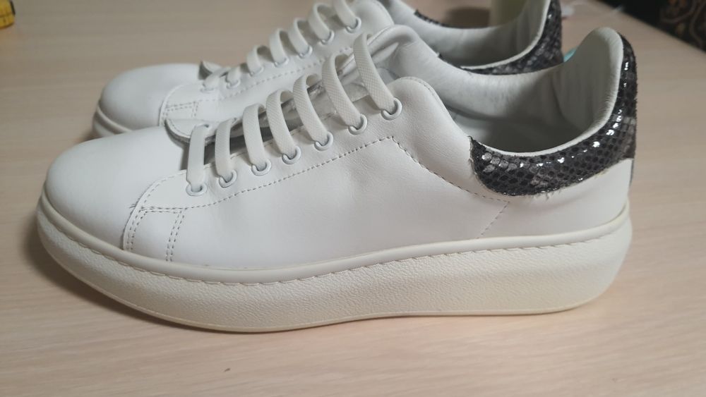 Італійські шкіряні кросівки розмір 40