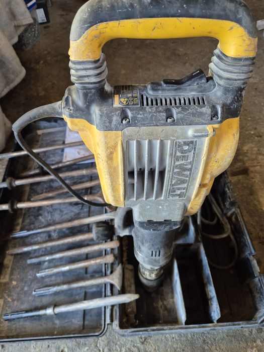 Młot wyburzeniowy DEWALT D25902