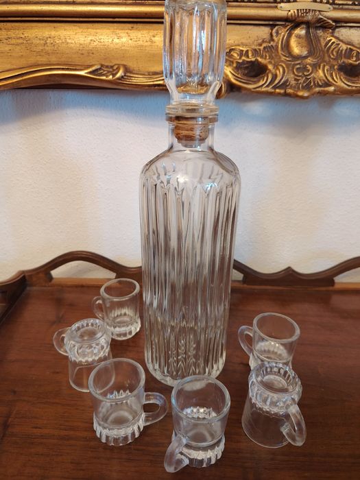 Conjunto de 2 Garrafas de Licor e 6 Copos Cada