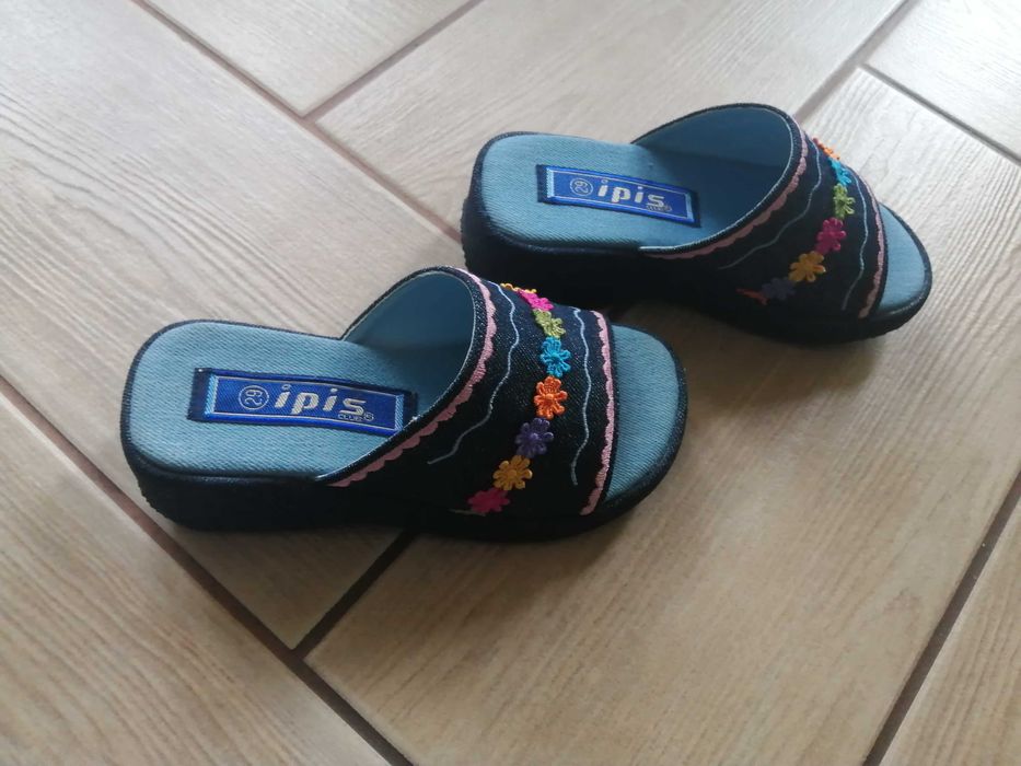 Klapki dziecięce na koturnie.