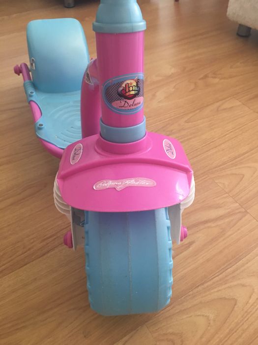 Mota menina trotinete com pisca e luz