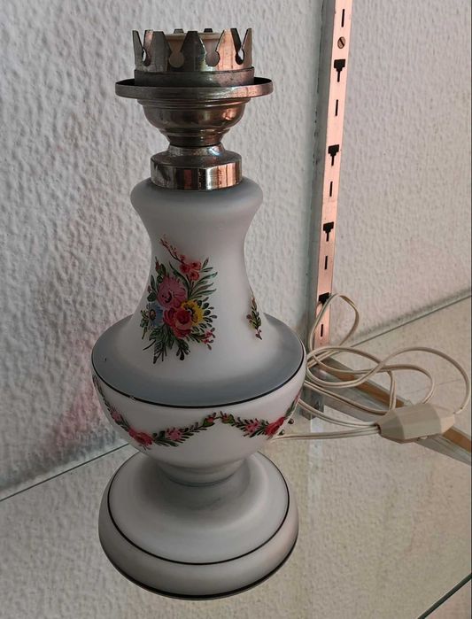 Candeeiro de mesa branco com flores s/cúpula