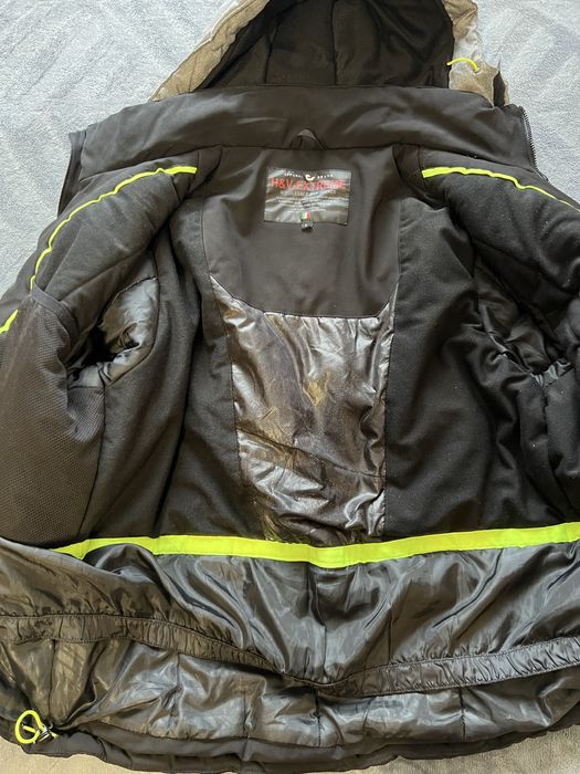 Лижна куртка, штани та окуляри.