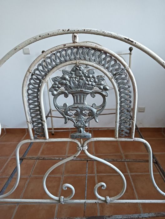 Antiga cama em ferro