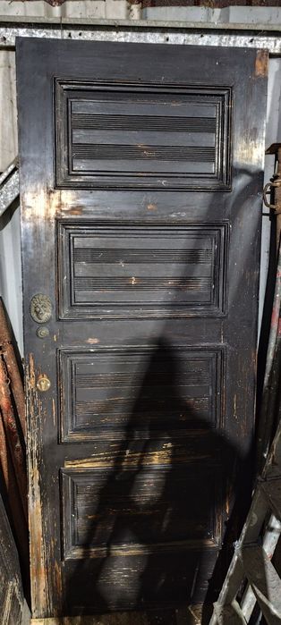 Portas e janelas antigas de madeira castanho