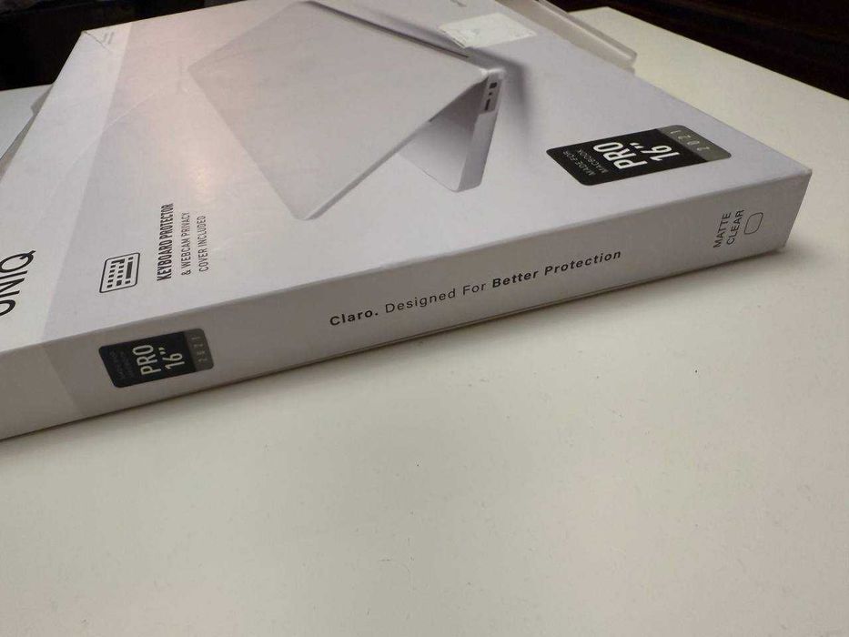 Чехол Uniq Claro MacBook Pro 16''