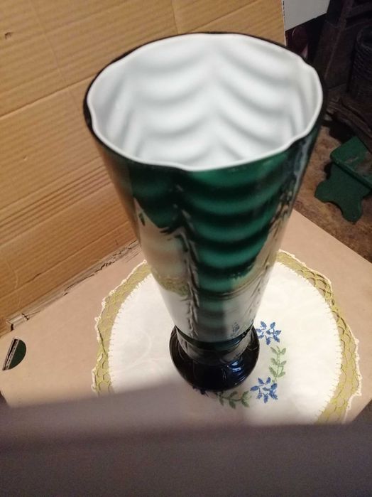 szklany wazon z PRL_u w kolorze ciemnej zieleni