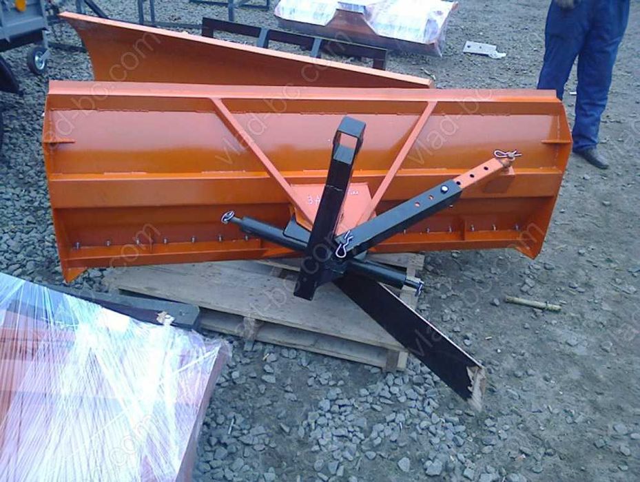 Отвал на задню навеску трактора