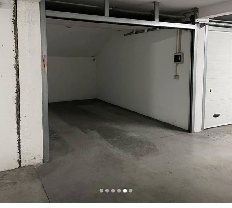 Vendo 2 garagens box fechadas independentes, com cerca de 15 m² cada (30 m² no total), localizadas em Riba de Ave, Vila Nova de Famalicão.