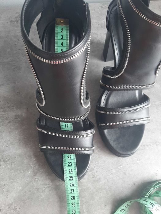 Buty na wysokim obcasie czarne nowe.