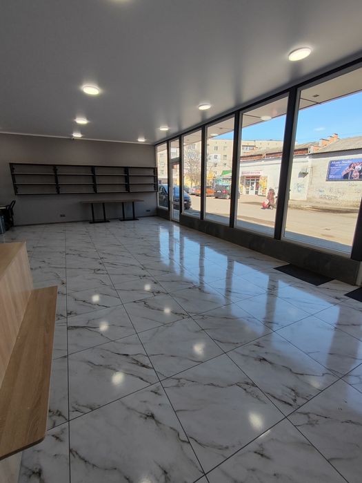 Терміновий продаж комерційного приміщення 60 м² з ремонтом, санвузлом та панорамним фасадом!