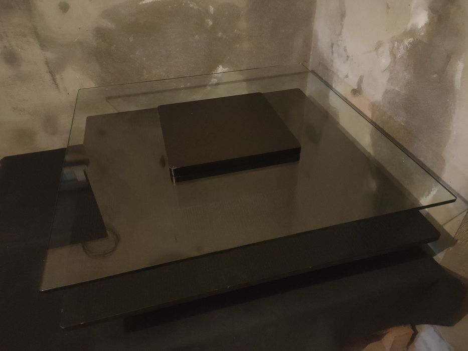 Mesa de centro com tampo em vidro
