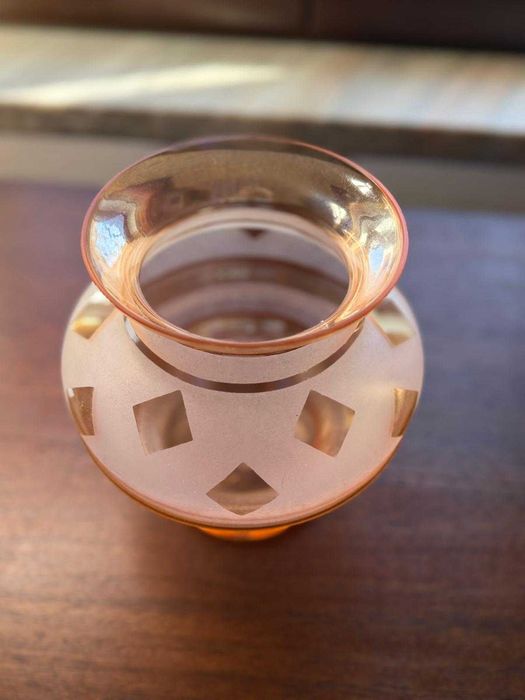 Vaso Antigo Art Deco em Vidro Rosa com Losangos Transparentes
