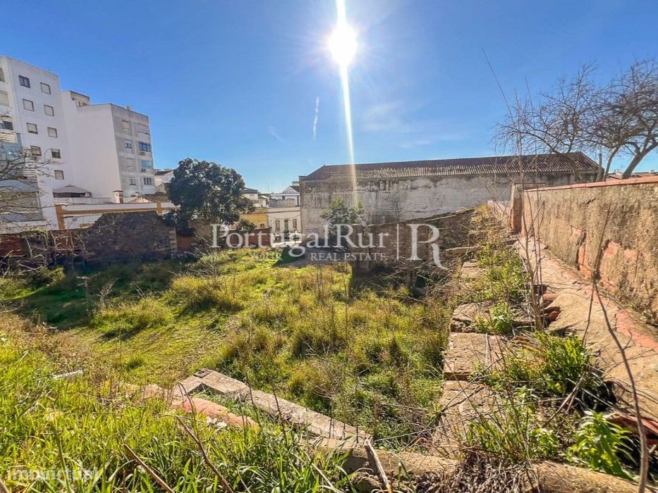 Lote com 1.072 m² para construção de prédio em Beja