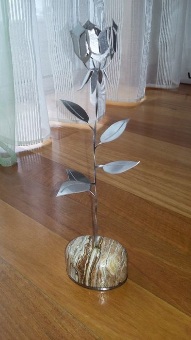 Rosa flor inox decoração base pedra