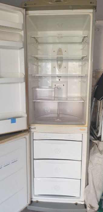 Холодильник Lg No frost з морозильною камерою.