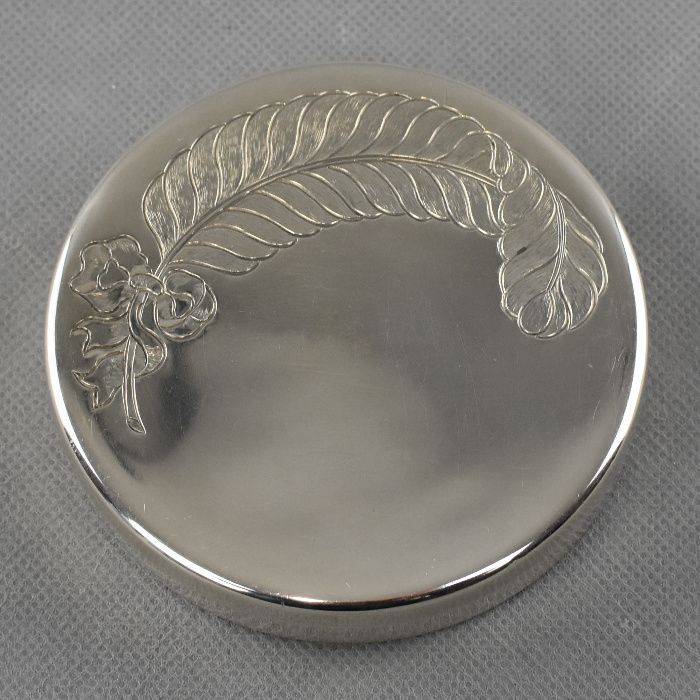 Caixa redonda em prata Portuguesa decorada com pena na tampa