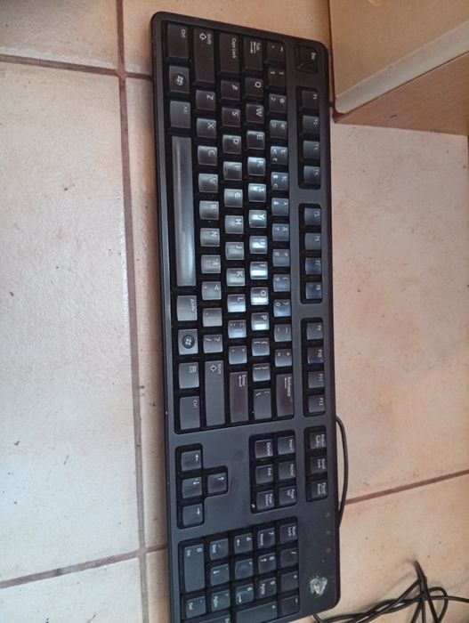 Monitor LG mały sprawny w dobrym stanie i klawiatura gratis