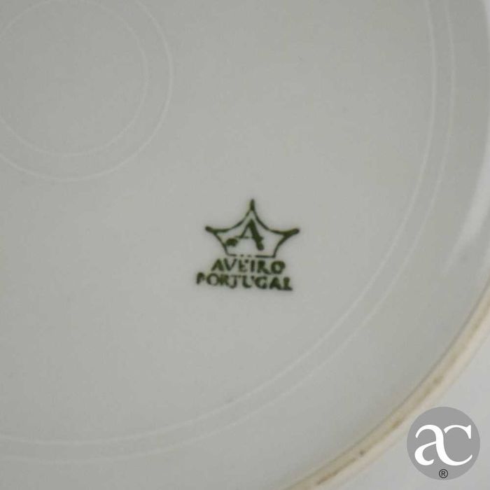 Prato em porcelana Artibus, bordo dourado