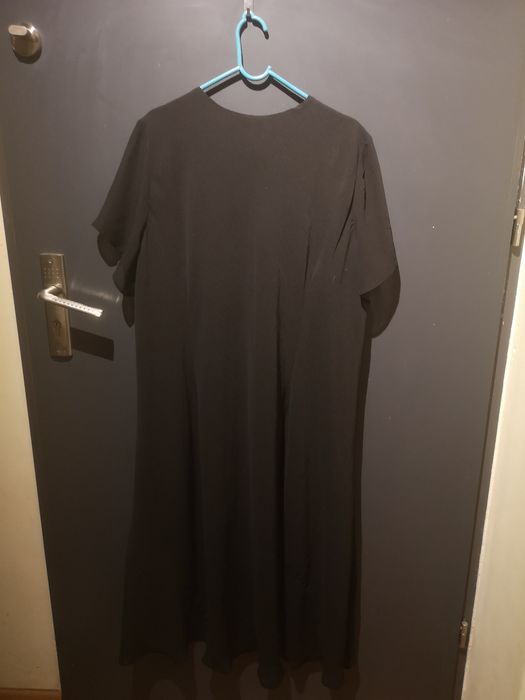 Czarna zwiewna sukienka z halką