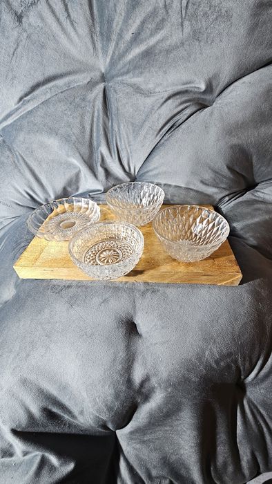 Zestaw czterech miseczek kryształowych