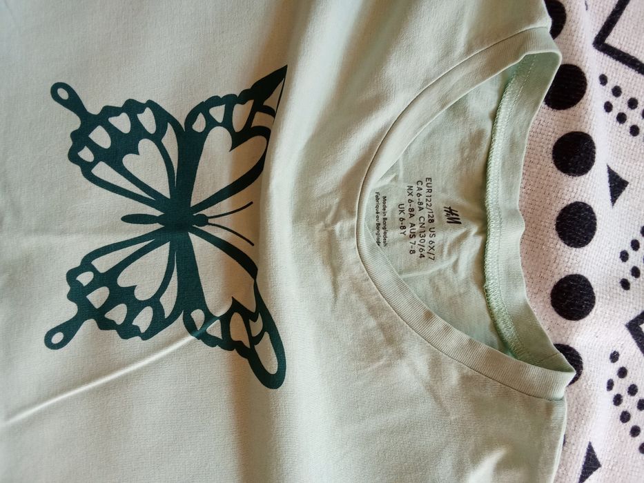 T-shirt zielony z motylem 122/128 H&M