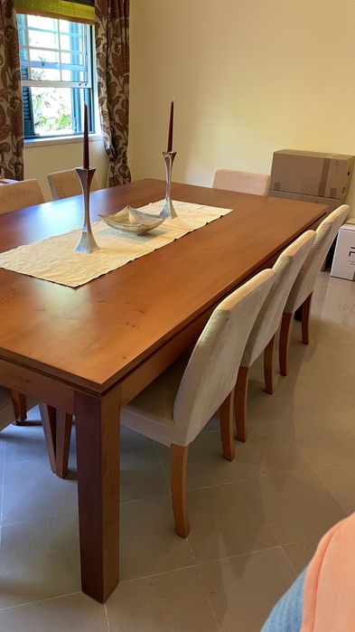 Mesa de jantar de madeira + 8 cadeiras