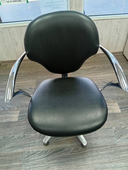 Продам диван та перукарські крісла