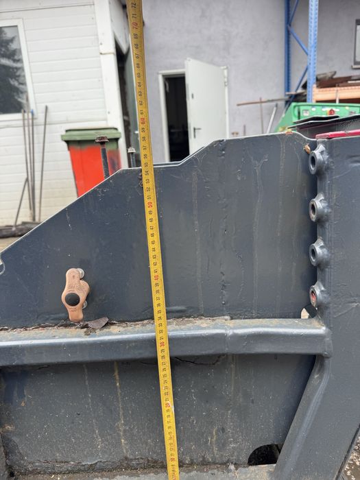 Skrzynia akumulatorow do auta ciezarowego , terenowego