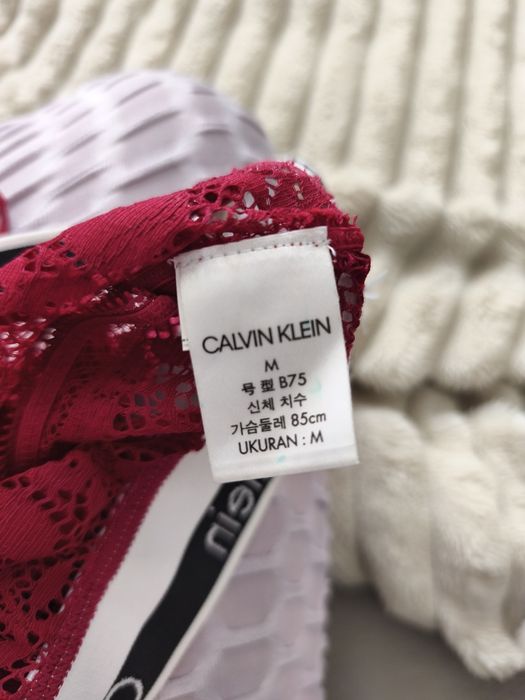 Czerwony biustonosz koronkowy Calvin Klein