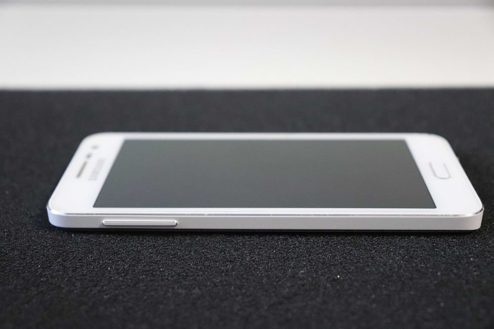 Смартфон Samsung Galaxy A3 A300H (Pearl White)