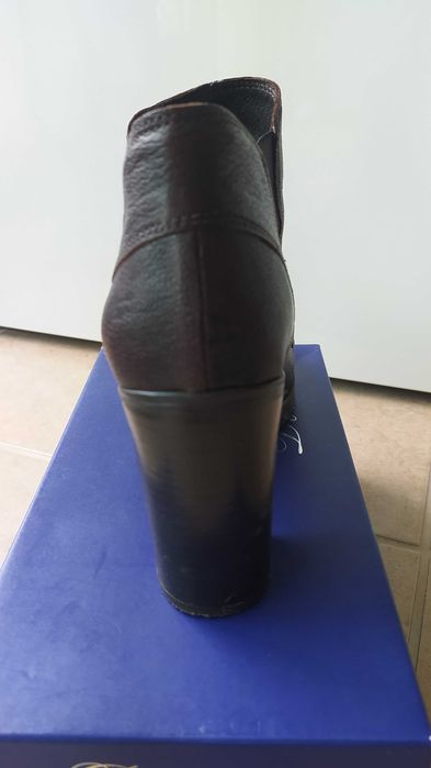 Sapato tacão castanho.