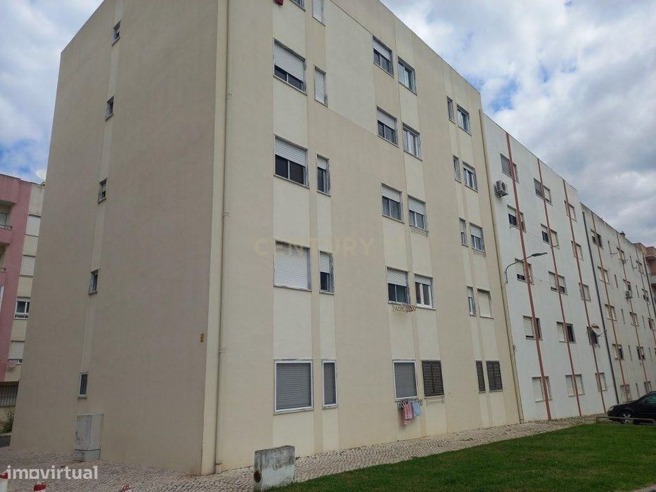 T2 Totalmente Remodelado no Carregado – Cozinha Equipada e Excelente A