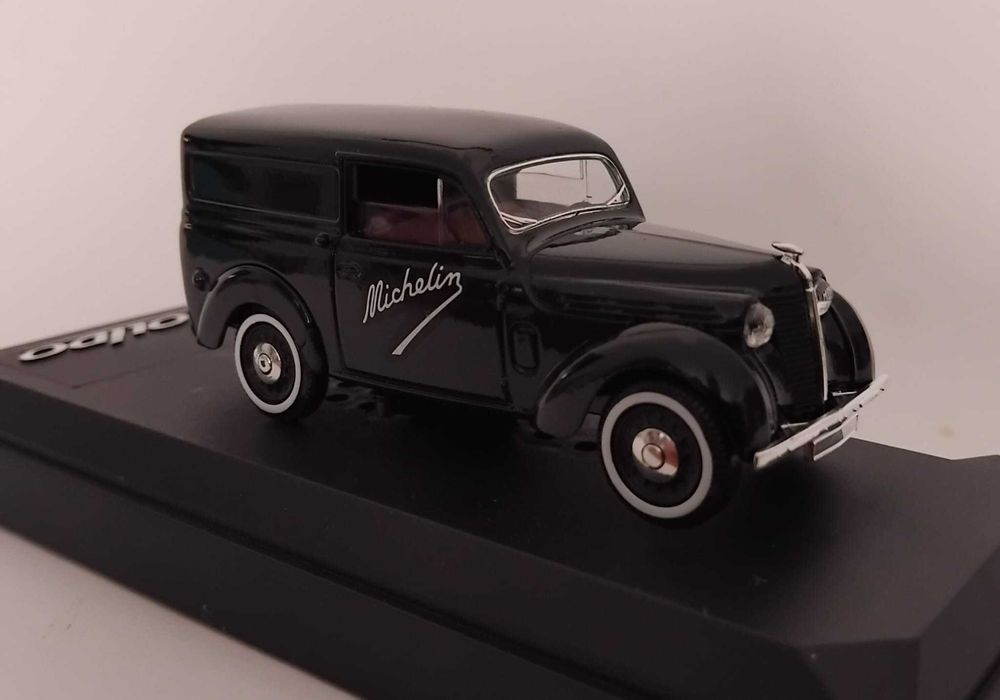 Renault Yuvaquatre 1952. Solido.  1:43.   25€.  Vendo miniatura da minha coleção.