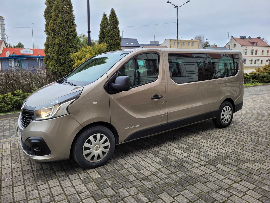 Licencjonowany przewóz osób. Wynajem busa z kierowcą.