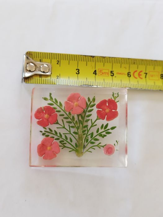 lindo broche vintage em lucite
