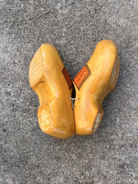 Tamancos Holandeses em madeira amarela