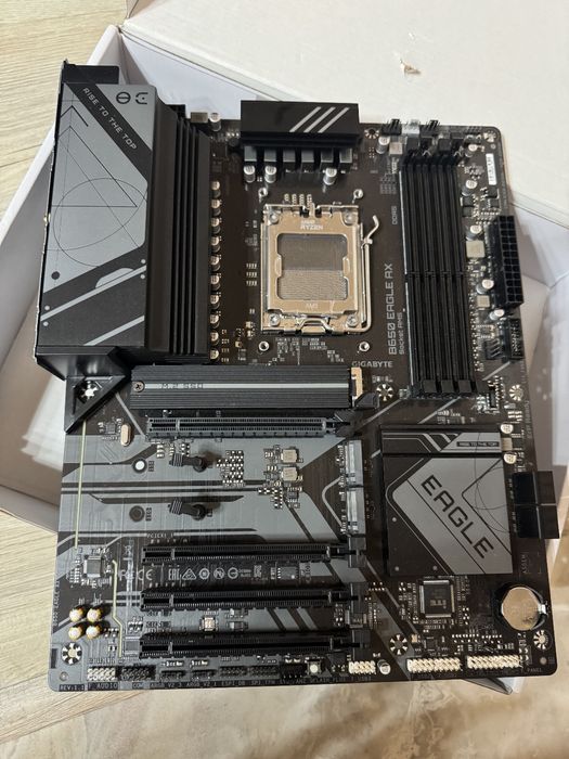 Материнська плата Gigabyte b650 Eagle AX
