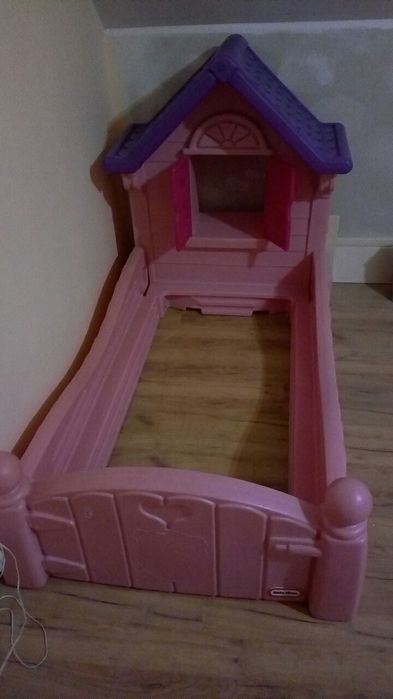 Łóżko, willa księżniczki Little tikes.