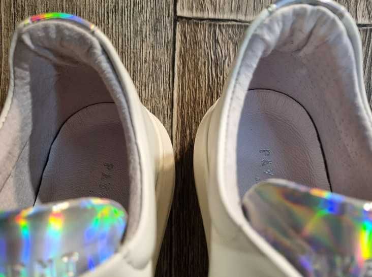Białe skórzane buty sneakersy Pavement Dee Holographic 40