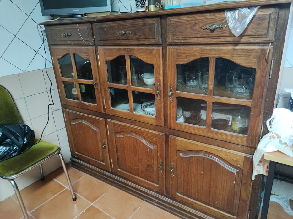 Móvel Armário em madeira maciça